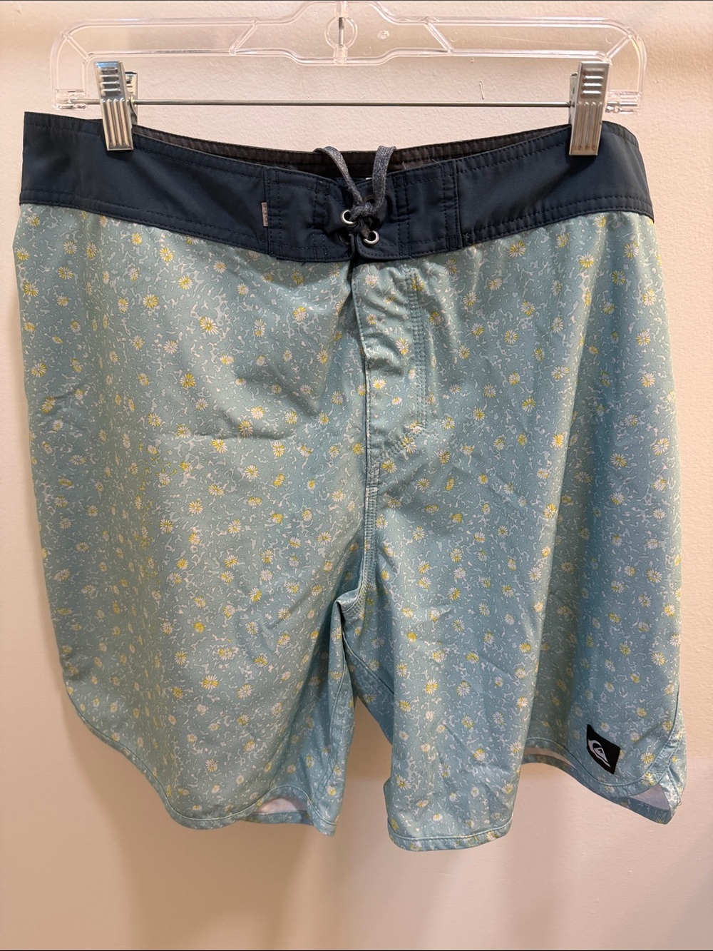 Quiksilver Men’s Light Blue Floral Boardshorts with Navy Waistband size 38